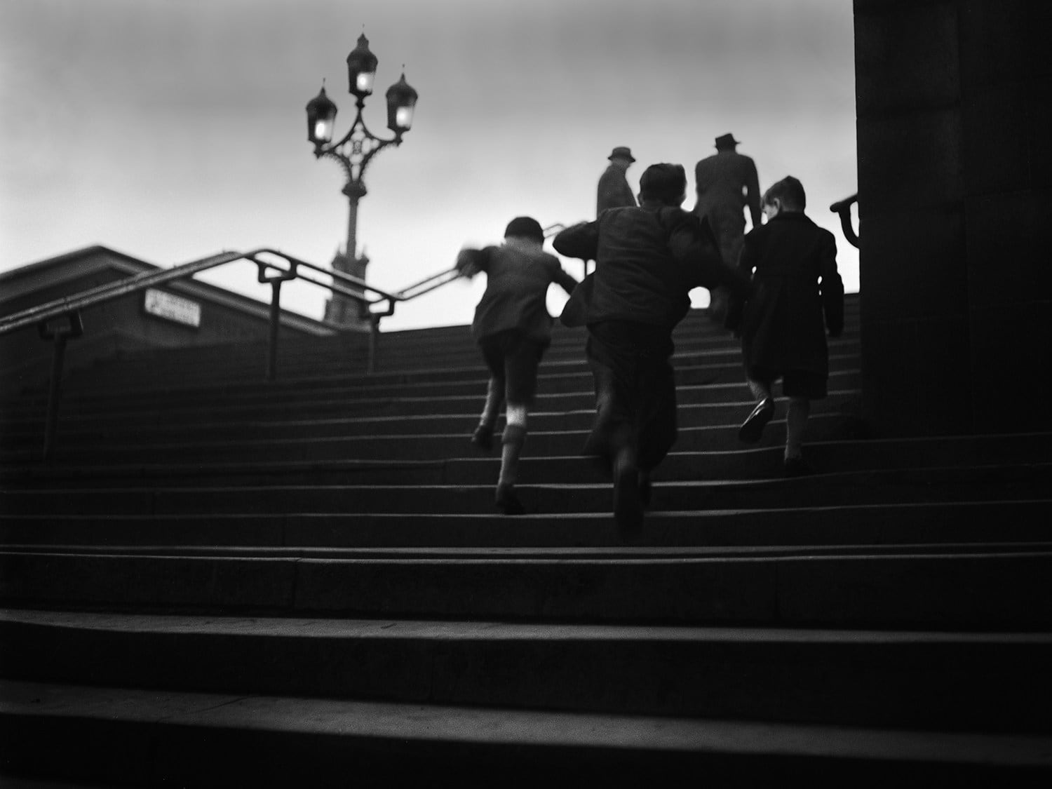 René Groebli, Children on stairs/Kinder auf Treppe (#1226), London, 1949