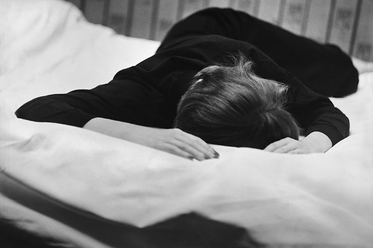 René Groebli, Lying on the bed/Auf dem Bett liegend (#500), Paris, Das Auge der Liebe, 1952