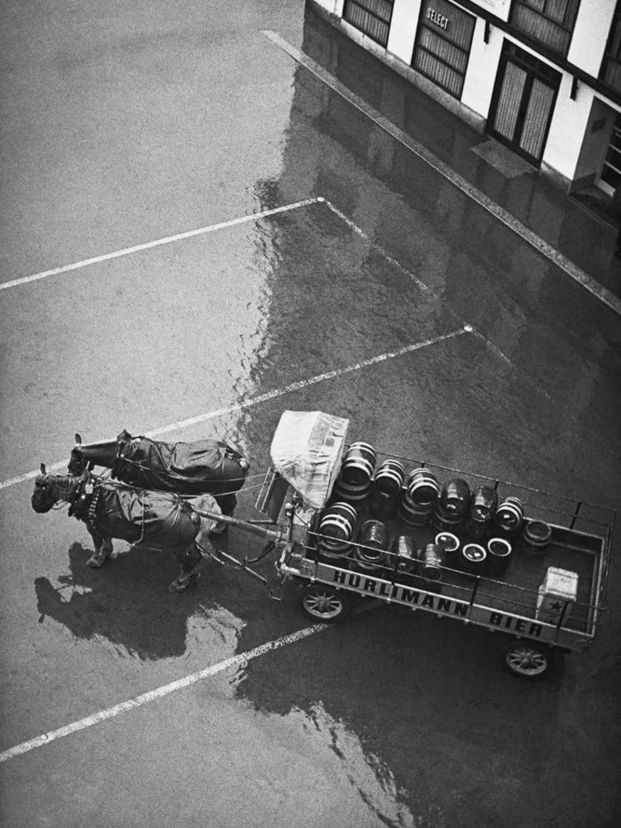 René Groebli, Café Select mit Hürlimann Pferden (#664), Zürich, Early Work, Vintage, 1946