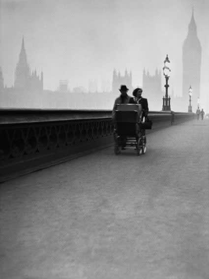 René Groebli, Couple with pram on Westminster Bridge/Paar mit Kinderwagen auf Westminster-Brücke (#637), London, 1949