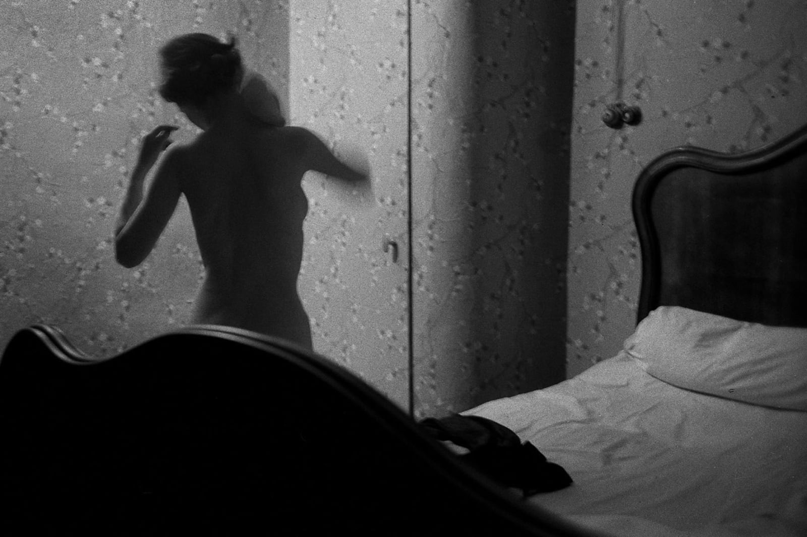 René Groebli, Aufstehen (#1568), Paris, Das Auge der Liebe, 1952