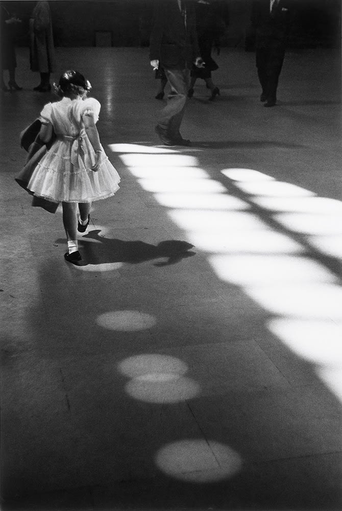 Louis Stettner, Penn Station: Girl Playing in Circles, 1954