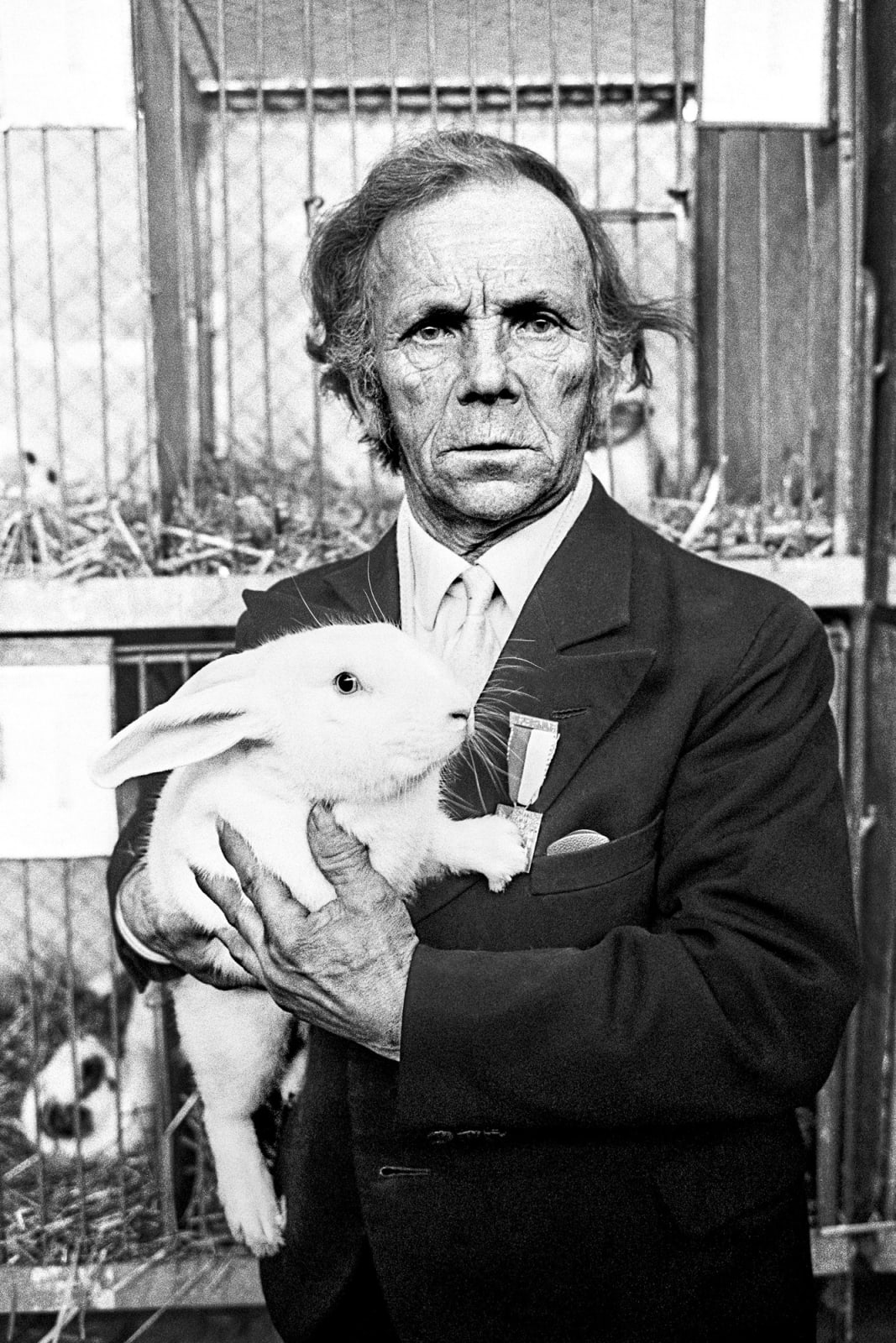 Willy Spiller, Züchter mit preisgekröntem Tier an der 2. Europäischen Kaninchenausstellung, Züspa, 1973