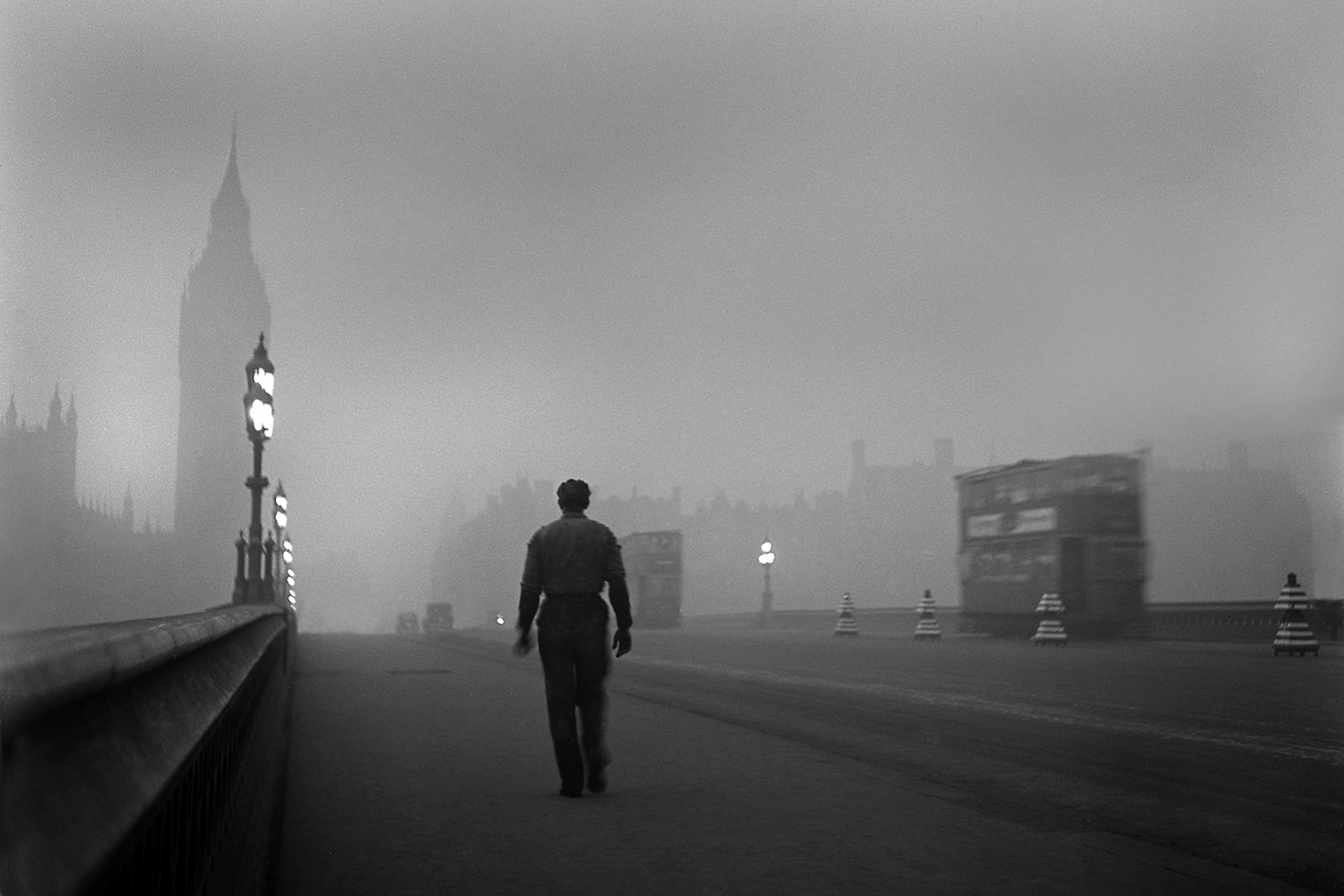 René Groebli, Man on Westminster Bridge/Mann auf der Westminster-Brücke (#1215), London, 1949