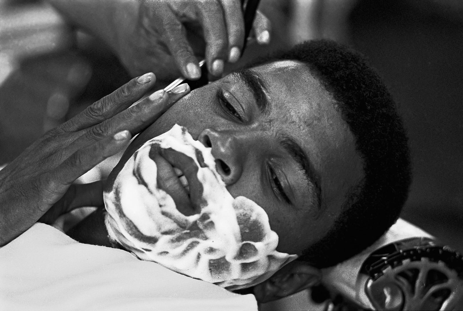 Thomas Hoepker, Ali at a black barber shop, 1966