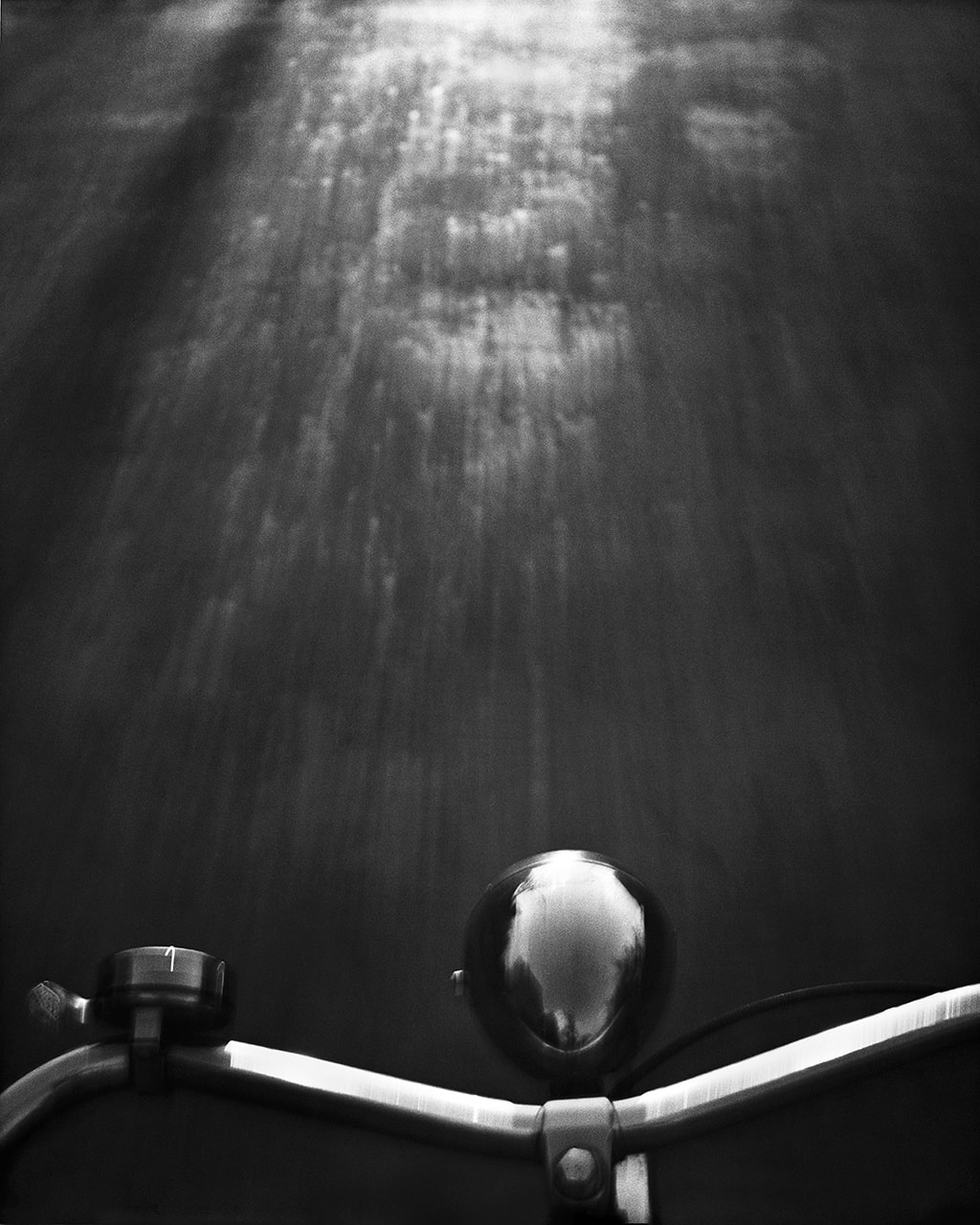René Groebli, Riding a bicycle freehanded/Freihändig auf dem Fahrrad (#307), Zürich, Schweiz, 1946