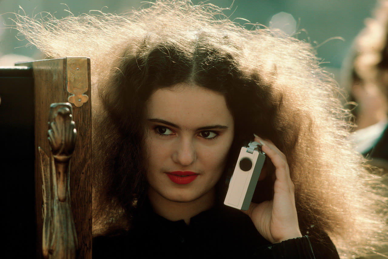 Thomas Hoepker, Girl with transistor radio, New York, 1983