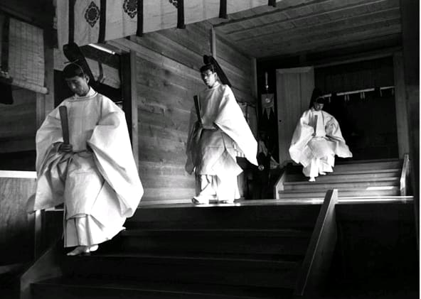 Werner Bischof, Meiji-Tempel, Shinto Priester #1, Tokio, Japan, 1951
