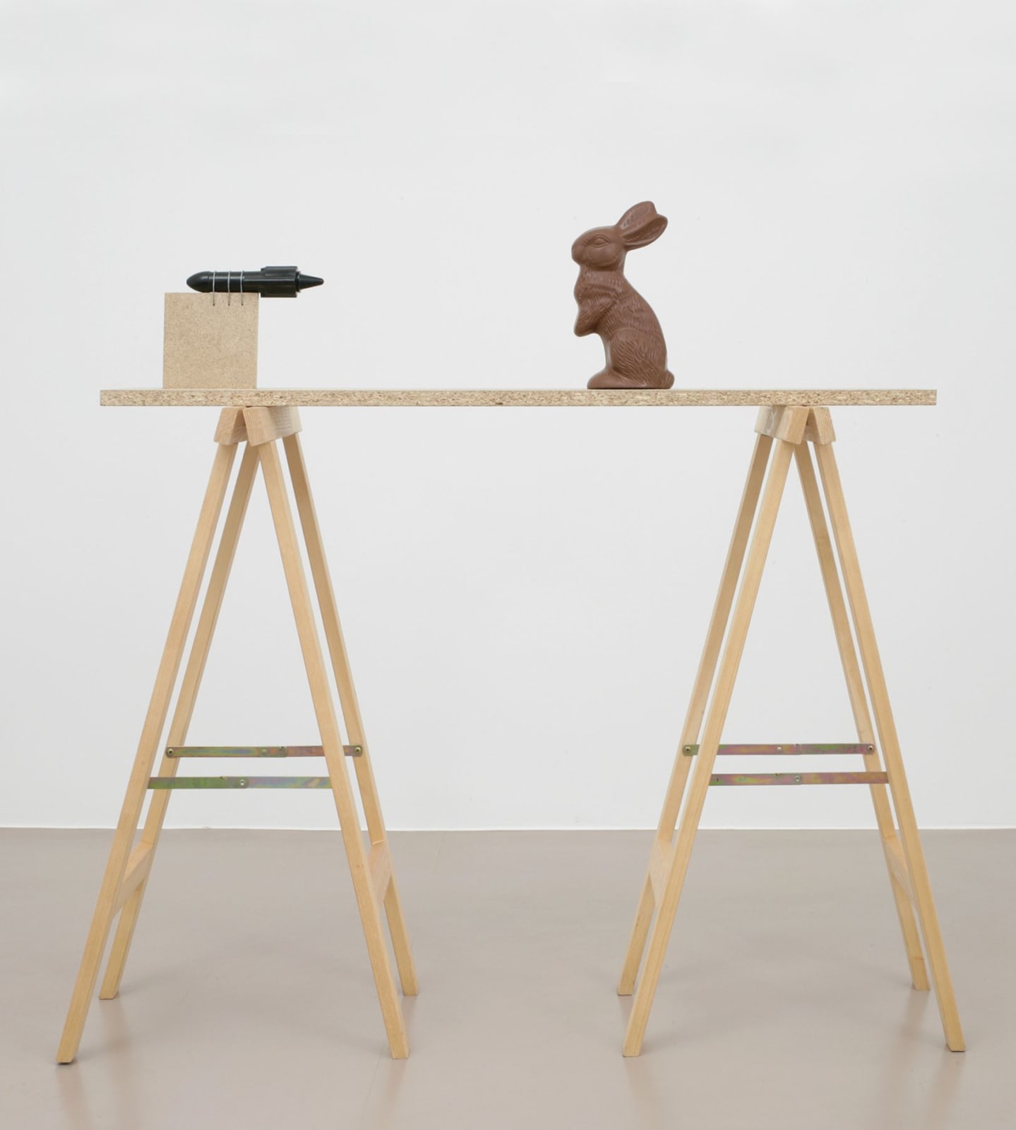 Roman Signer, Osterhase mit Rakete, 2007