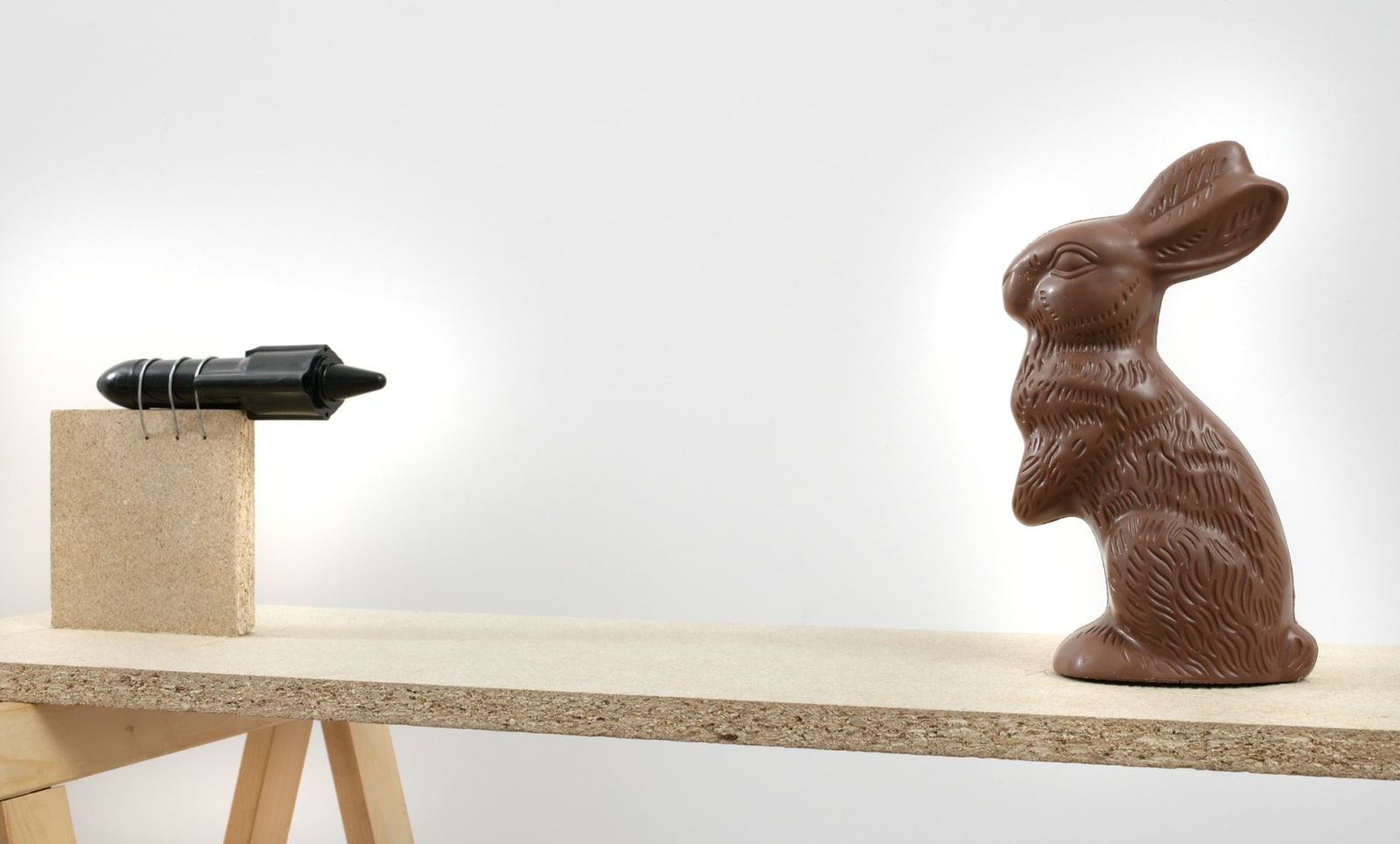 Roman Signer, Osterhase mit Rakete, 2007