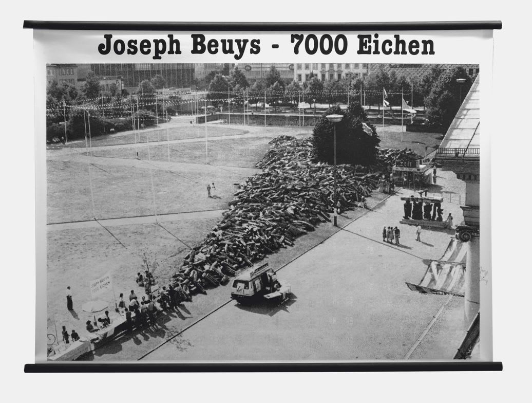 Joseph Beuys, Flag: 7000 Eichen eine idee schlägt wurzeln, 1985