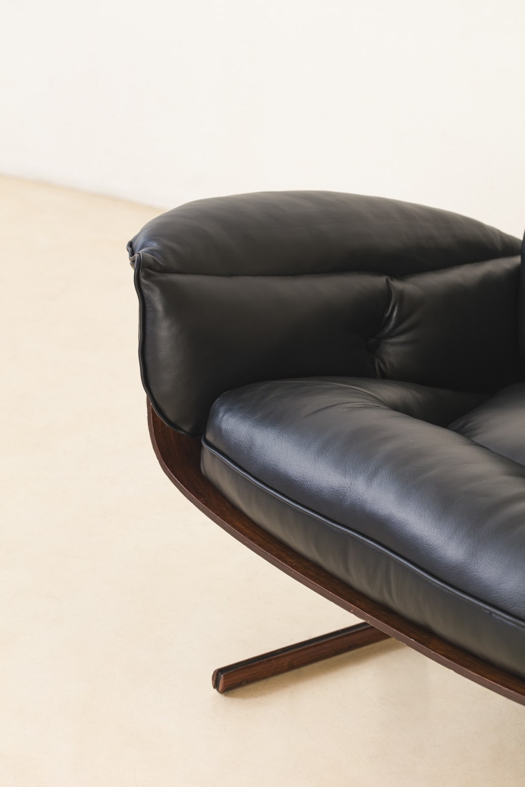 Jorge Zalszupin, Presidential armchairs (2 units), c. 1959