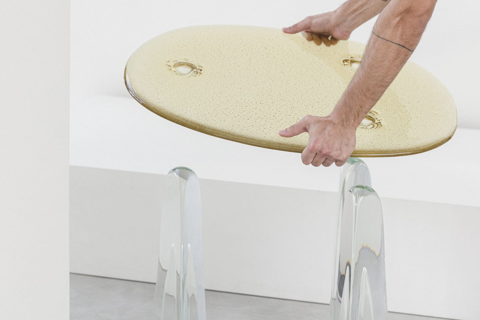 Lucas Recchia, Três pés Side Table, 2023