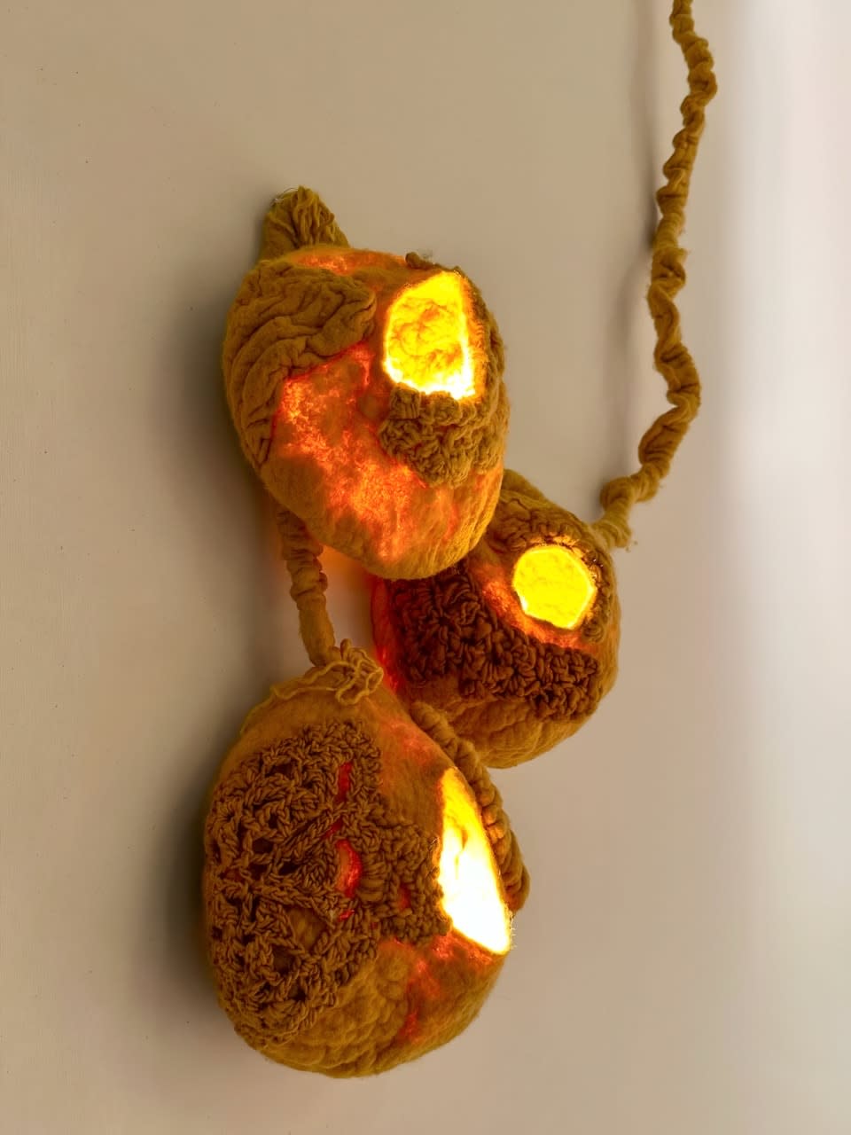 Tiago Braga - OIAMO, Suspension "Candeeiro Hornero Ocre", 2023