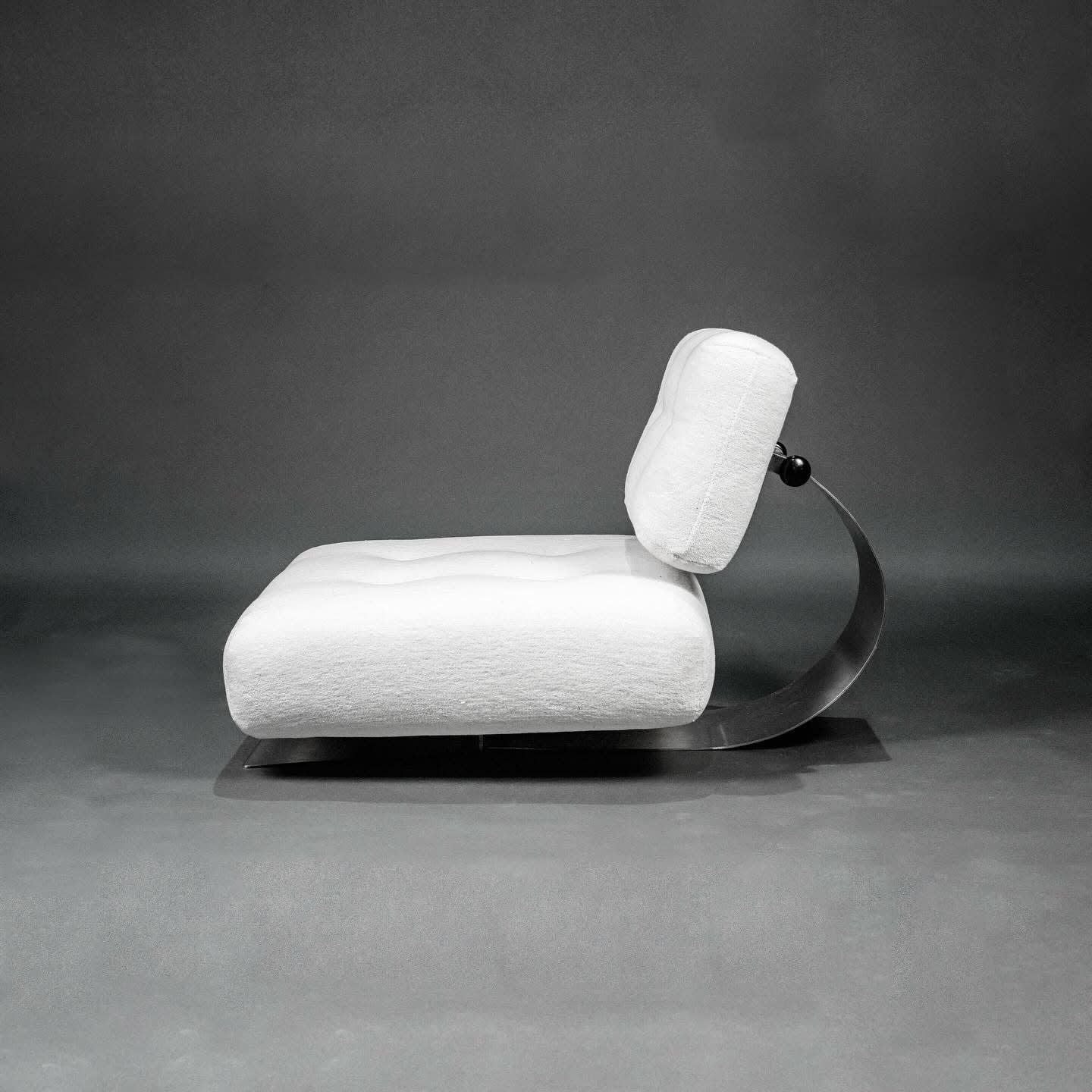 Oscar Niemeyer, Chauffeuse basse dit "Alta bas", édition Mobilier International, c. 1971