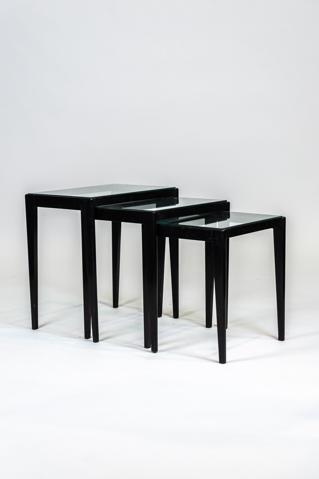 Giuseppe Scapinelli, Ensemble de 3 Tables gigognes/ Set of 3 nesting tables, c. 1960