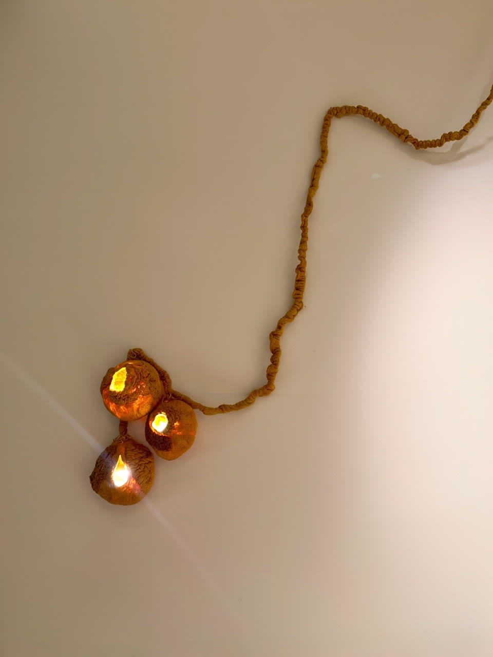 Tiago Braga - OIAMO, Suspension "Candeeiro Hornero Ocre", 2023