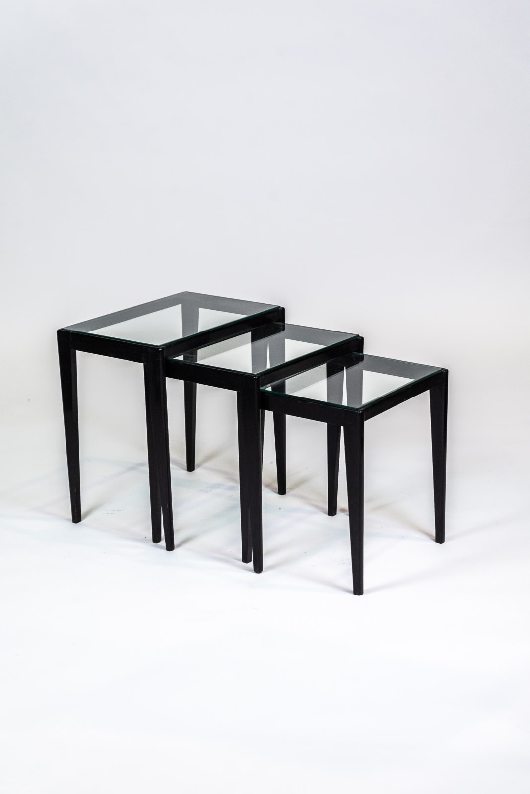 Giuseppe Scapinelli, Ensemble de 3 Tables gigognes/ Set of 3 nesting tables, c. 1960