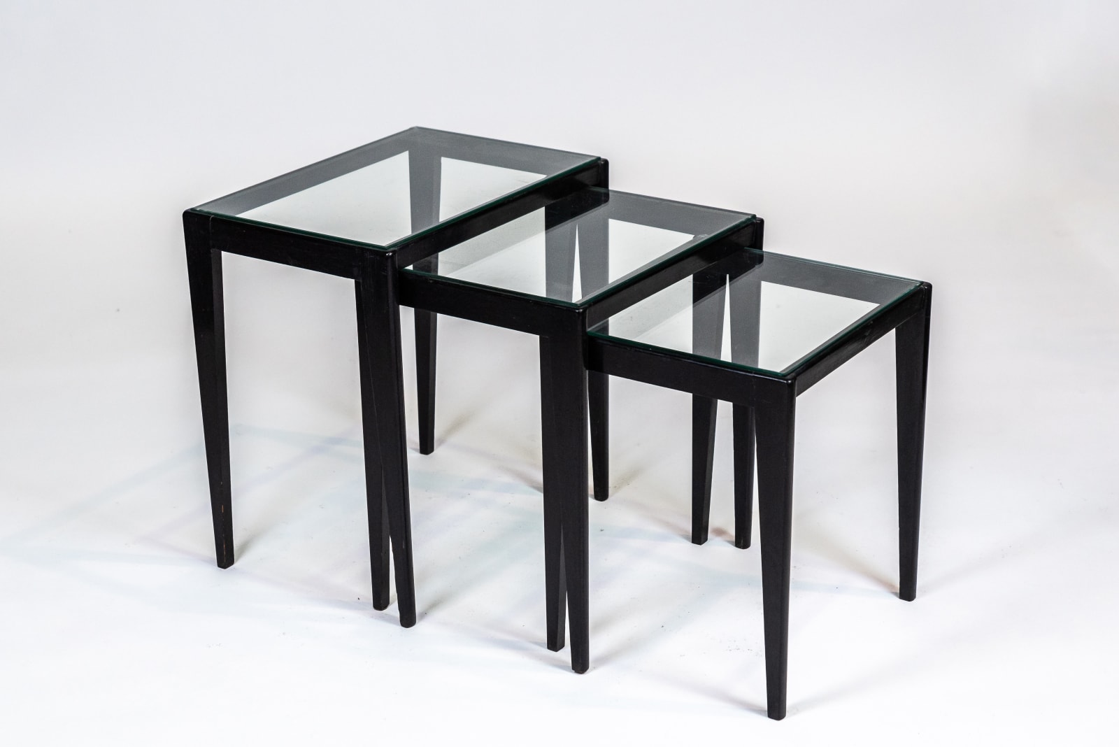 Giuseppe Scapinelli, Ensemble de 3 Tables gigognes/ Set of 3 nesting tables, c. 1960