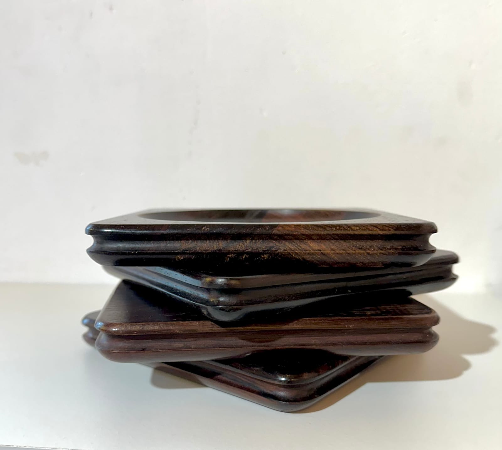 Jean Gillon, Suite de 4 plateaux carrés / Suite of 4 square trays, c. 1960