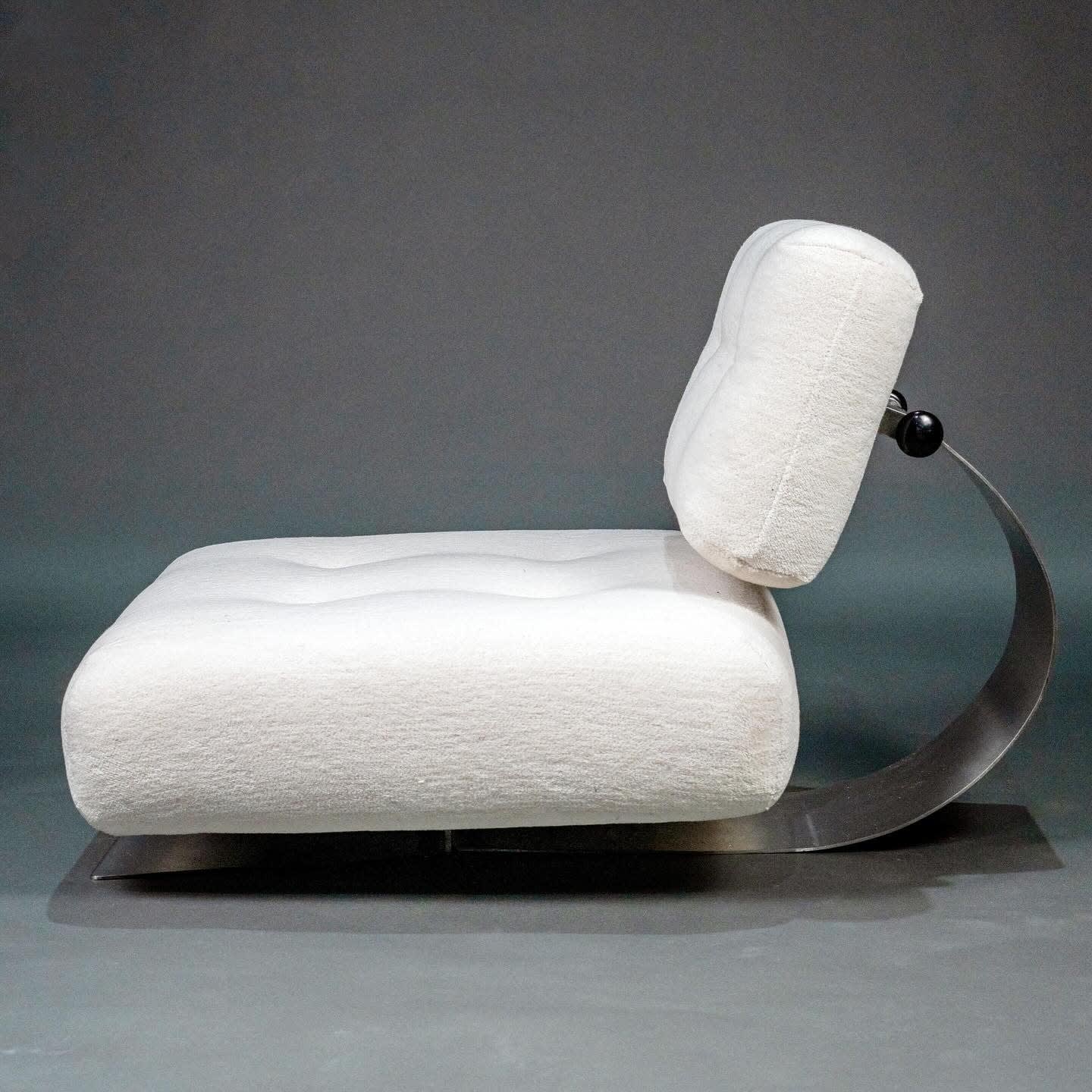 Oscar Niemeyer, Chauffeuse basse dit "Alta bas", édition Mobilier International, c. 1971