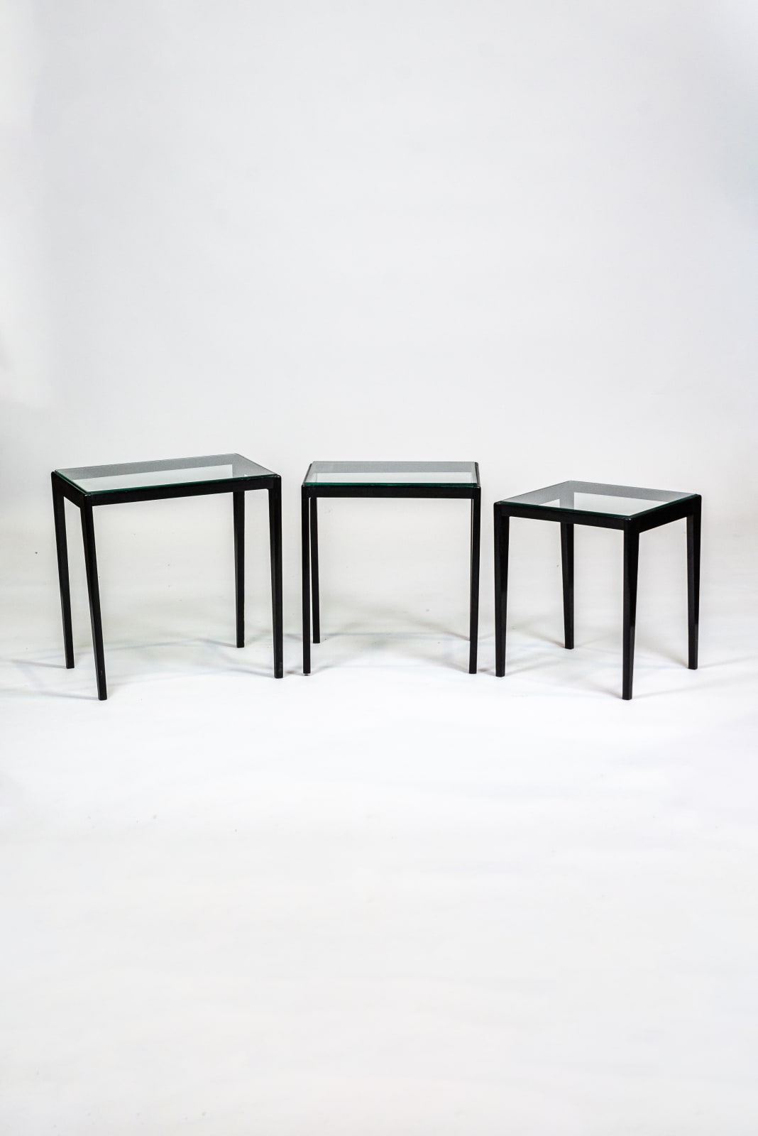 Giuseppe Scapinelli, Ensemble de 3 Tables gigognes/ Set of 3 nesting tables, c. 1960