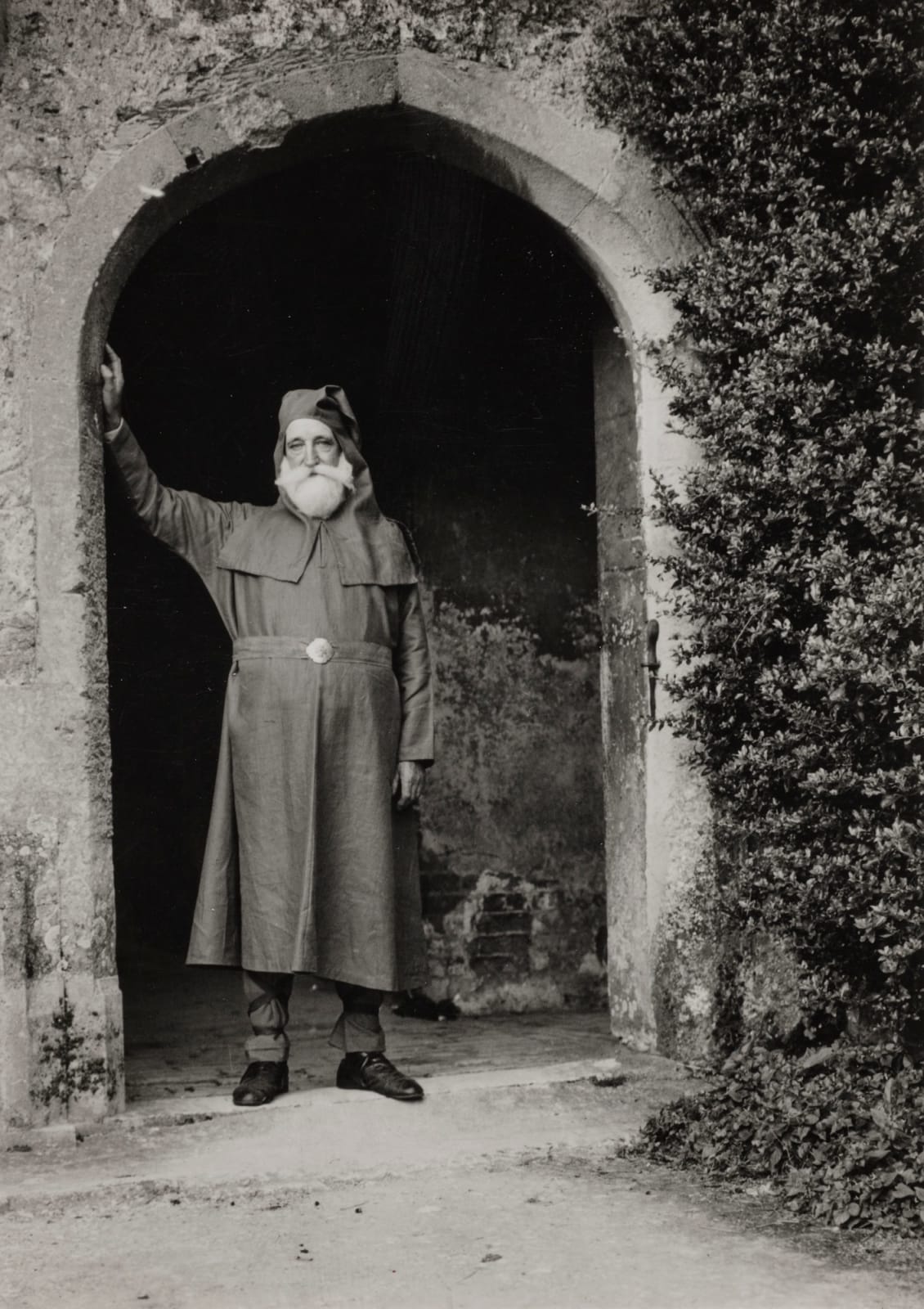 Emil Otto Hoppé, Tithing Man (Lacock Abbey Pageant, Wiltshire), 1932