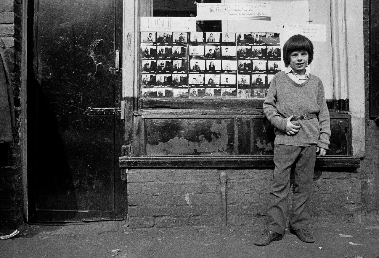 Daniel Meadows, The Shop on Greame Street (David Lindsey outside the free studio), 1972