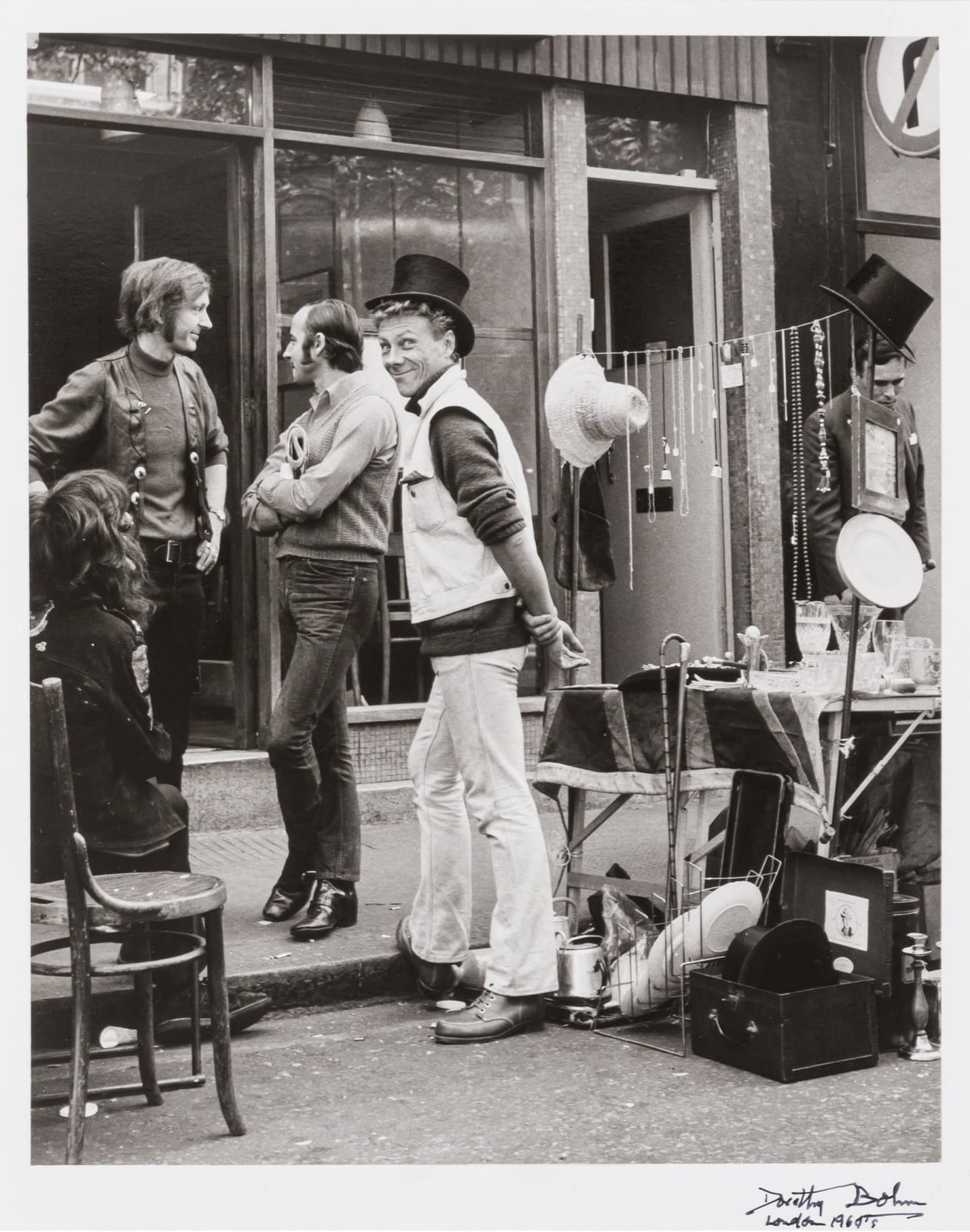 Dorothy Bohm, Earlham Street, Cambridge Circus, London, 1972