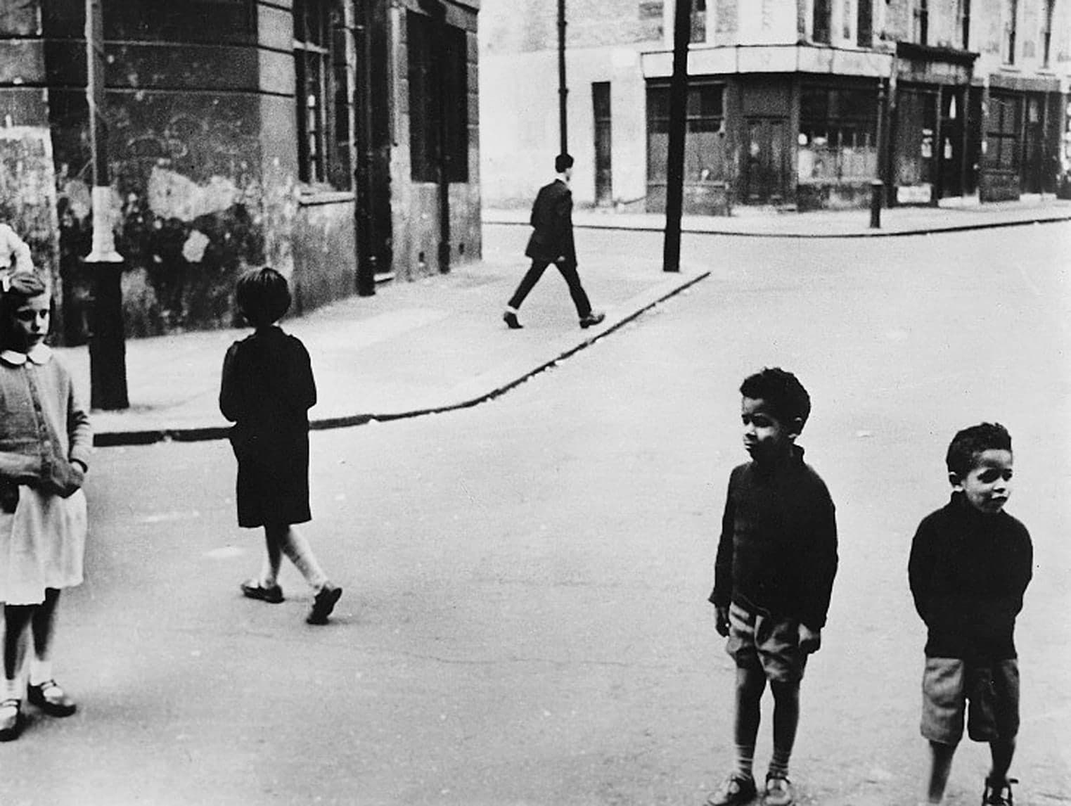 Roger Mayne, Southam Street (Twin boys and others in the street), 1957