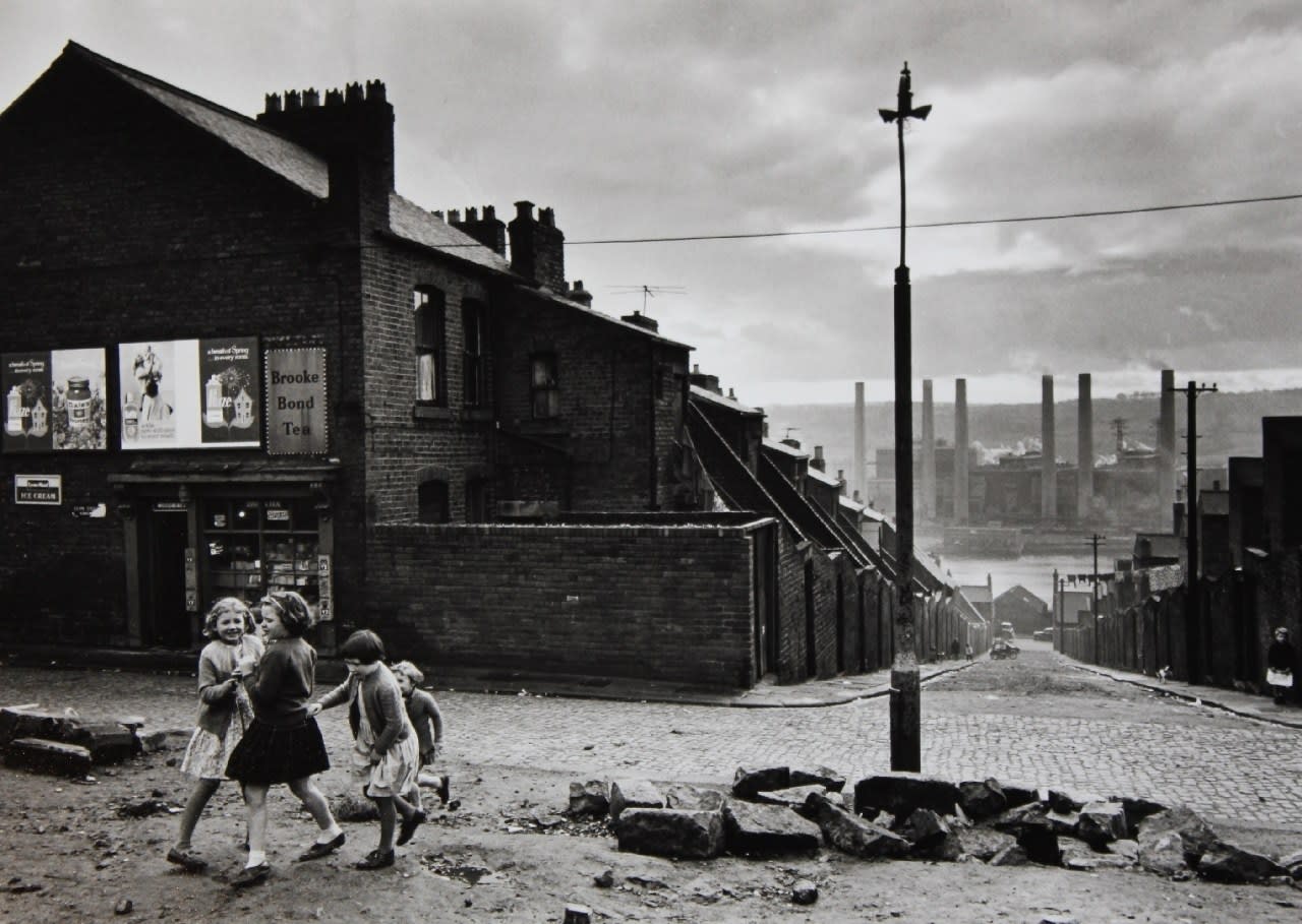 Colin Jones, Children playing in front of a corner shop, Benwell, Newcastle-upon-Tyne, 1963