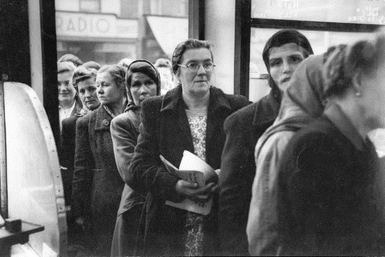 Bert Hardy, Life in the Elephant - The Queue, 1948