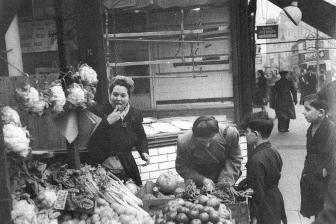Bert Hardy, Life in the Elephant - Fruit and Veg, 1948