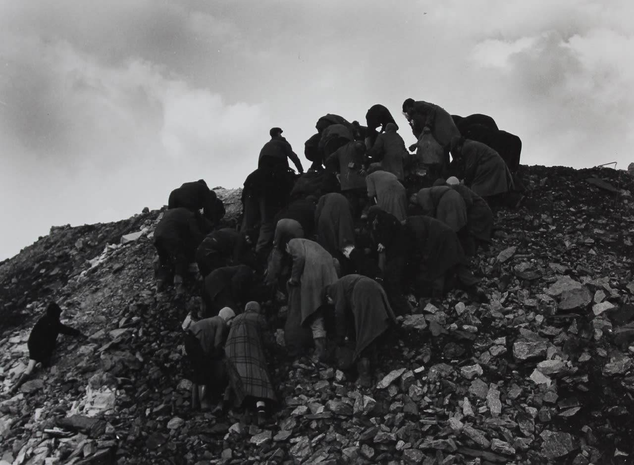 Colin Jones, Coalsearchers on a slag heap, Sunderland, County Durham, 1962