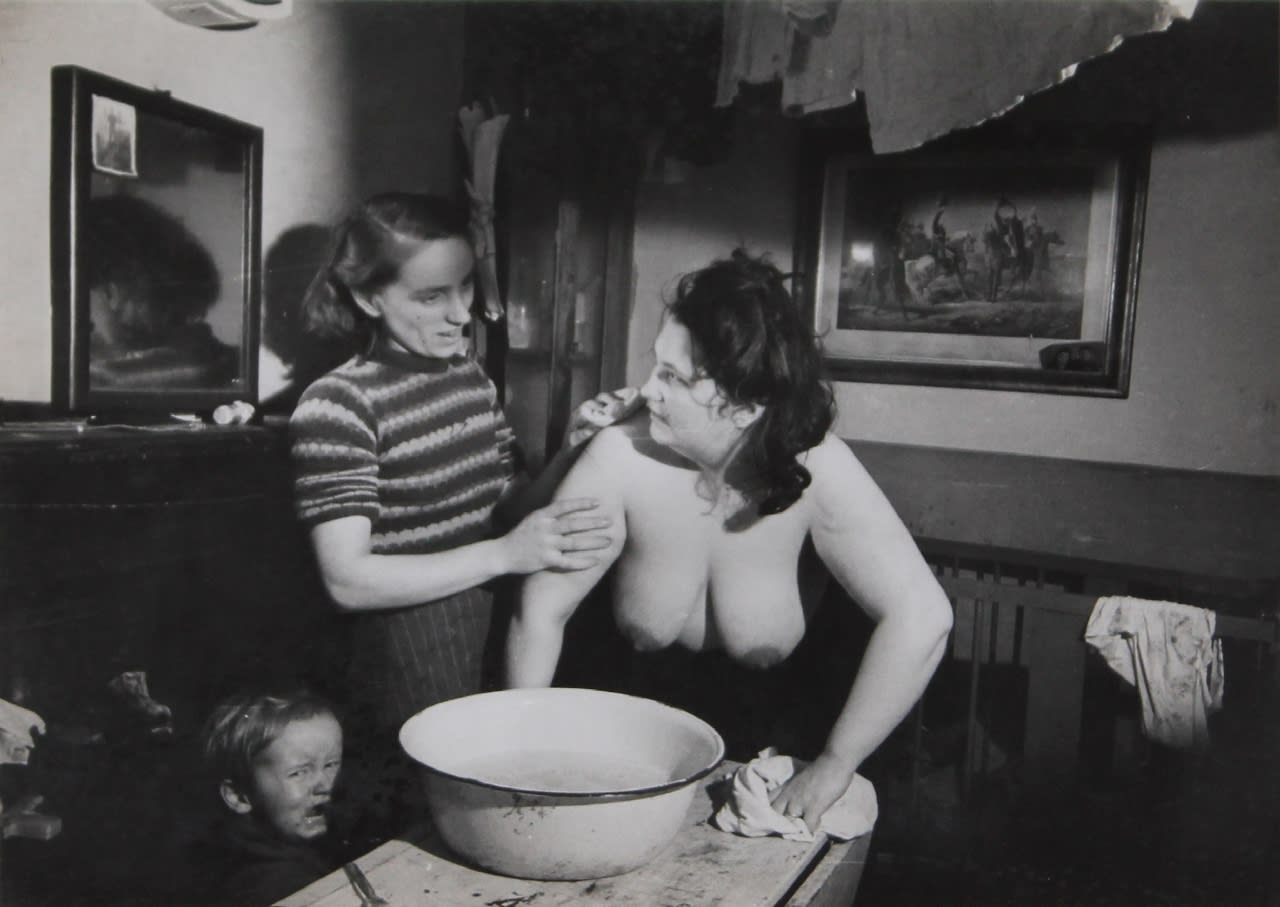 Bert Hardy, Life in the Elephant - Maisie Bathing, 1948