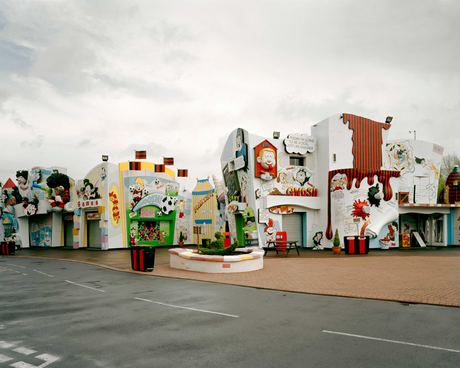 Mark Power, A System of Edges (26 Different Endings) 35 (P146 > S), 2005