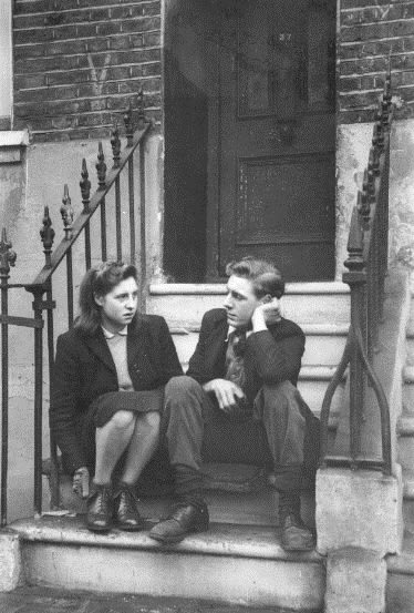 Bert Hardy, Life in the Elephant - On the front steps, 1948