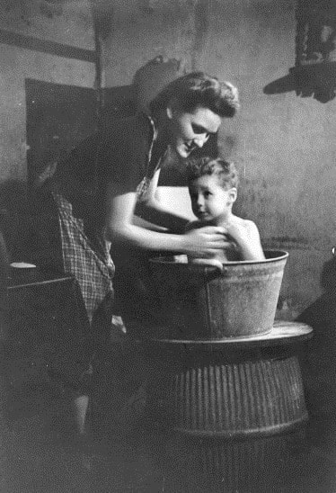 Bert Hardy, Life in the Elephant - Bathtime, 1948