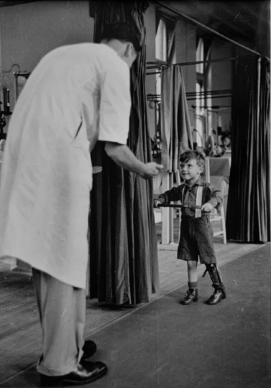 Kurt Hutton, First Steps, 1947