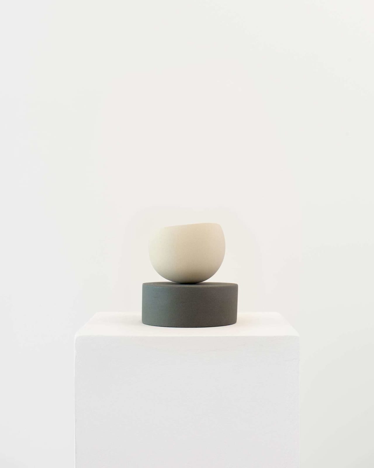 Maria Wojdat, Small plinth & vessel, 2018