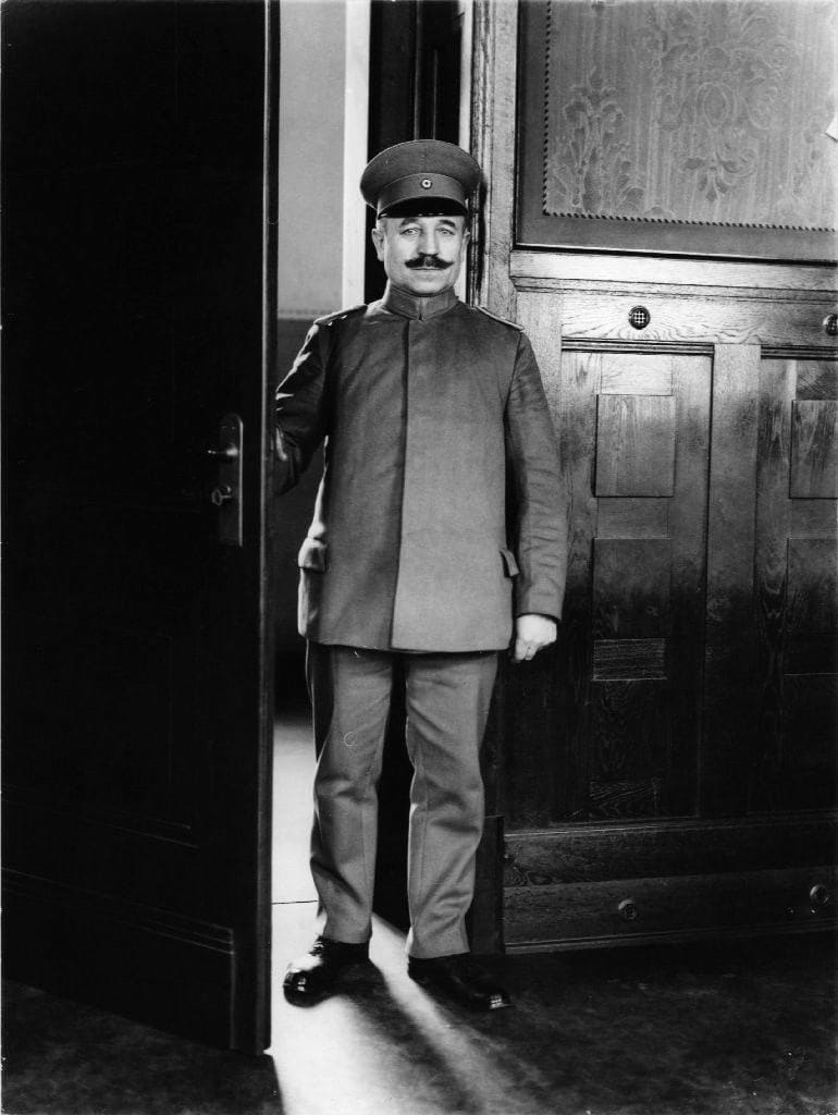August Sander, Gerichtsdiener (Court usher), 1932