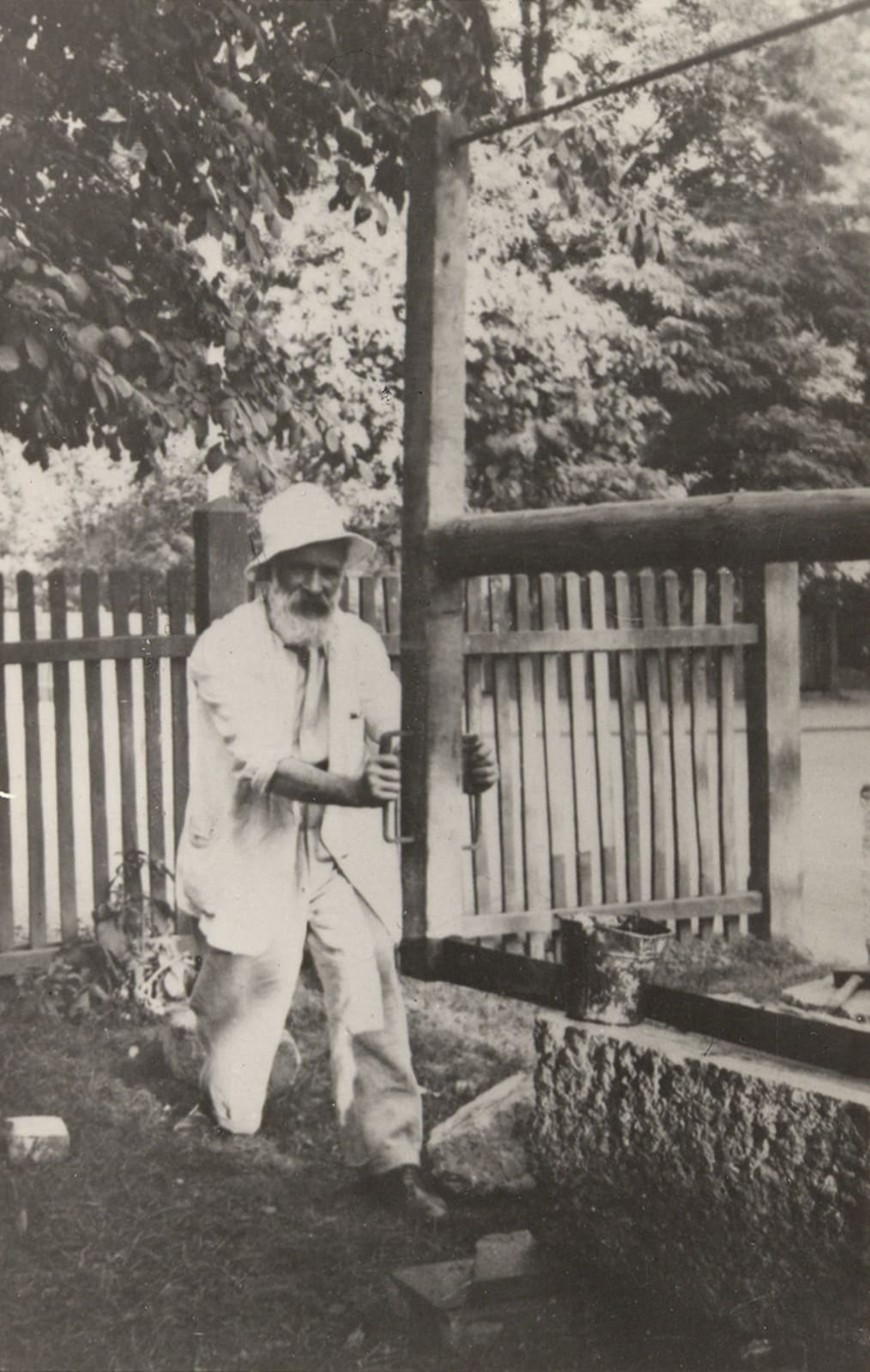 Constantin Brâncuși, Micu Marcu; Brancusi working on the door of The Kiss, Targu jiu, July 2, 1938