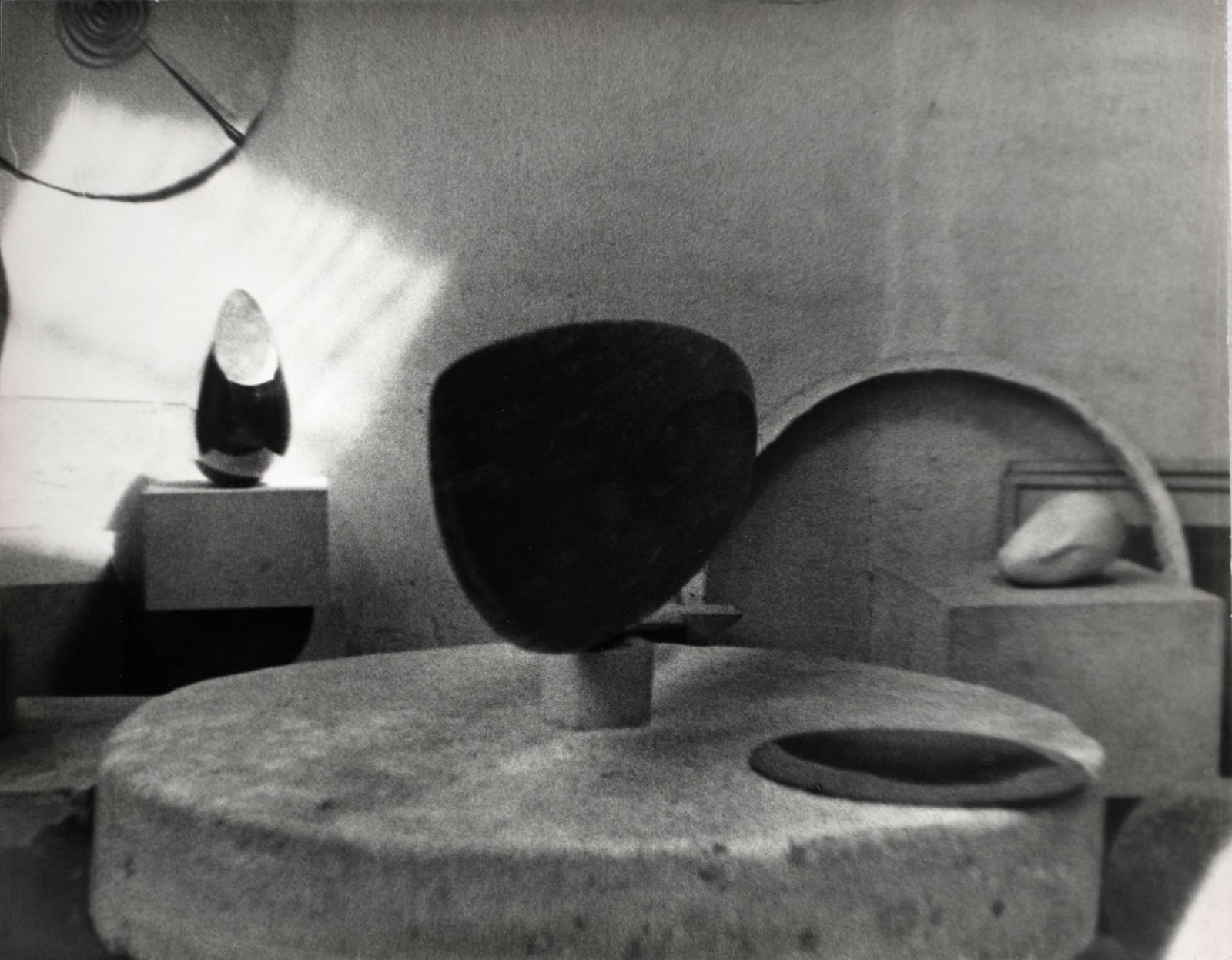 Constantin Brâncuși, Studio View (Vue d'atelier), 1925