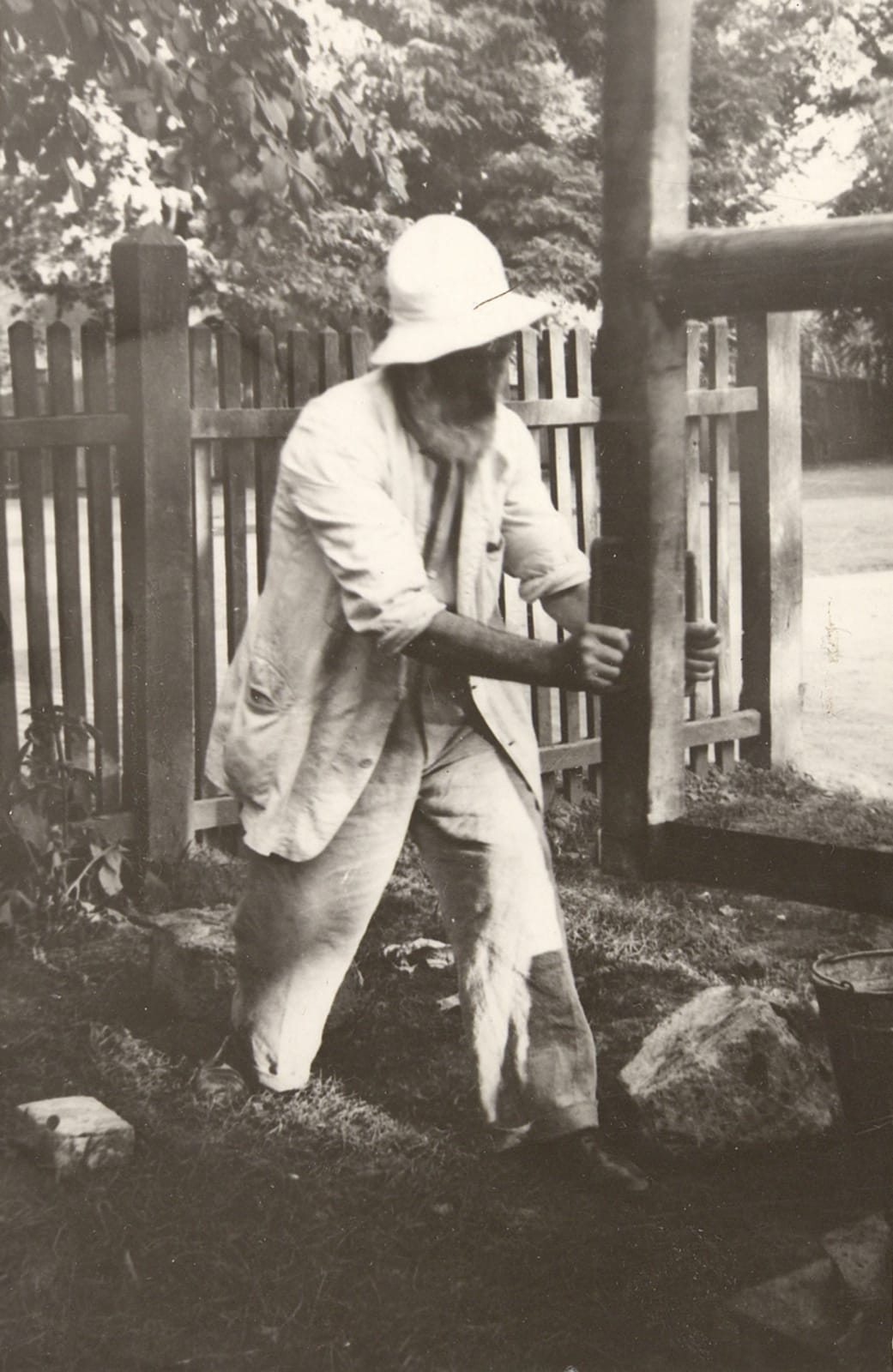 Constantin Brâncuși, Micu Marcu; Brancusi working on the door of The Kiss, Targu jiu, July 2, 1938