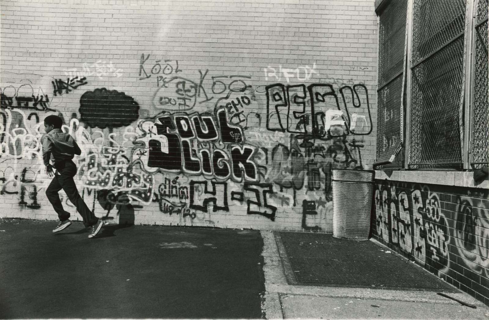 Chester Higgins, Running, Harlem, 1975