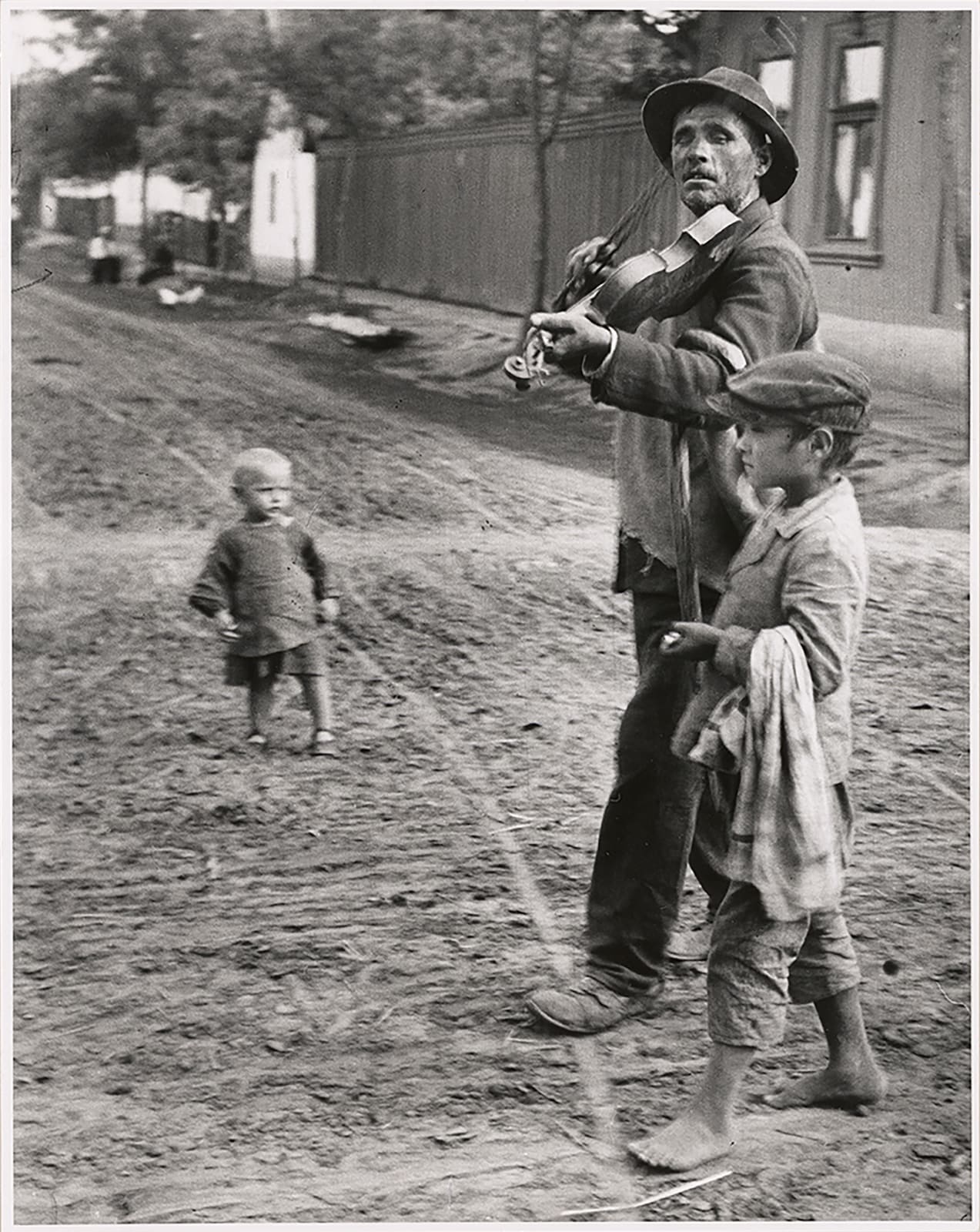 André Kertész, Wandering Violinist, Abony, Hungary, 1921