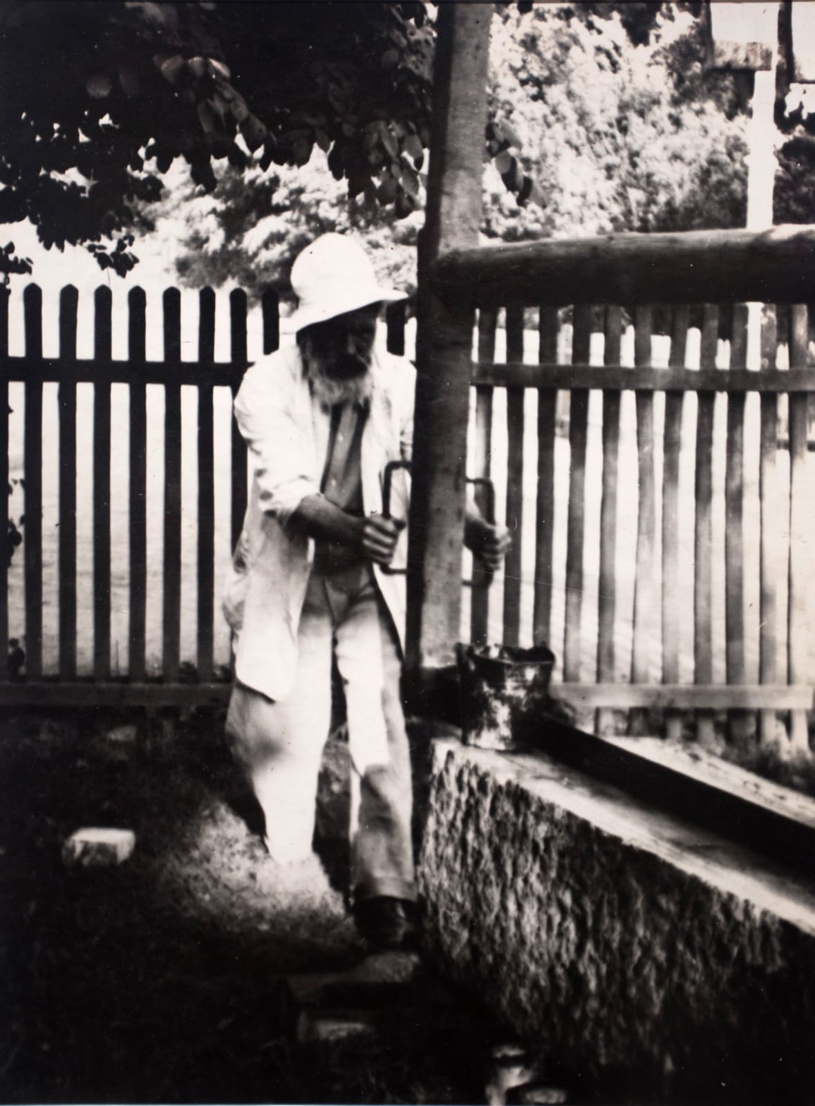Constantin Brâncuși, Micu Marcu; Brancusi working on the door of The Kiss, Targu jiu, July 2, 1938