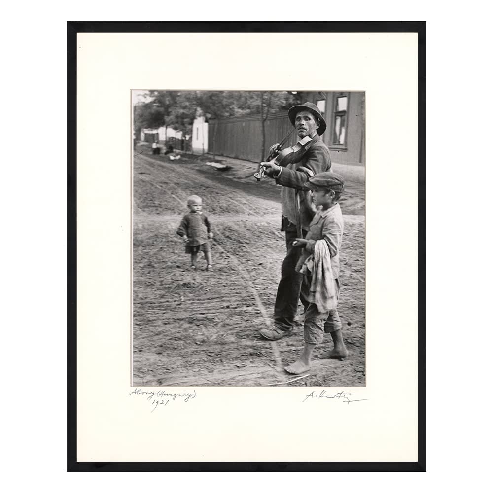 André Kertész, Wandering Violinist, Abony, Hungary, 1921