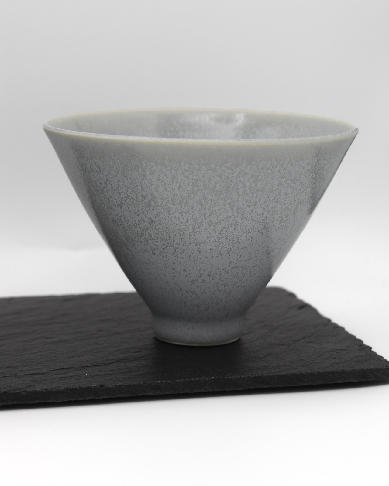 Robyn Hardyman, Group of Three Dishes, 2024