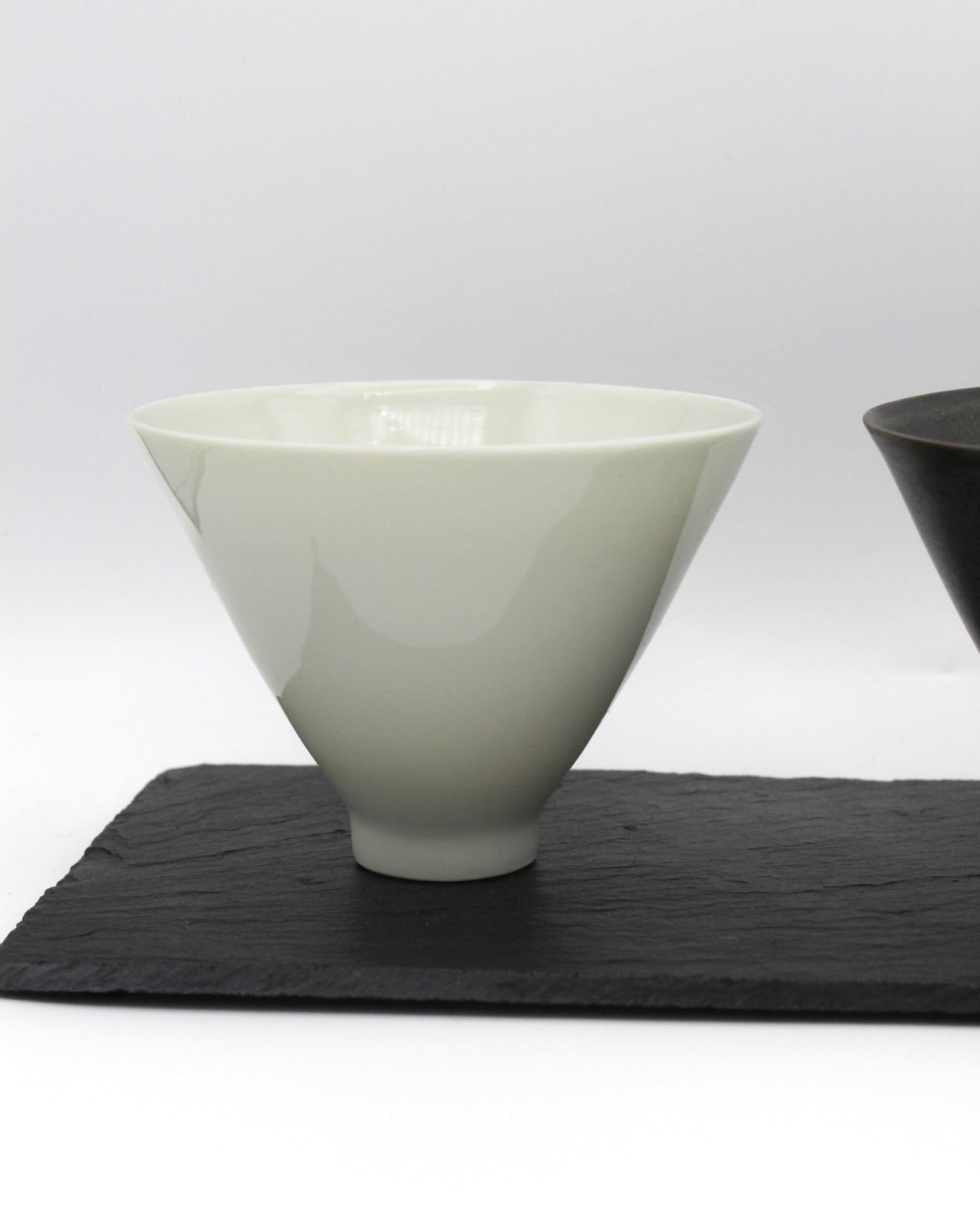 Robyn Hardyman, Group of Three Dishes, 2024